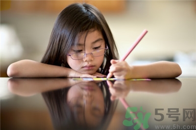 孩子左撇子怎么辦？孩子左撇子需要糾正嗎？