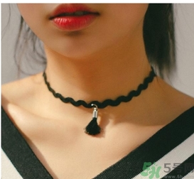 choker項(xiàng)鏈怎么搭配衣服？choker蕾絲項(xiàng)鏈搭配