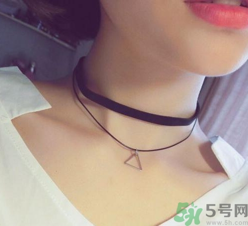 choker項(xiàng)鏈怎么搭配衣服？choker蕾絲項(xiàng)鏈搭配