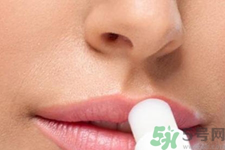 嘴巴起皮是怎么回事？嘴巴干裂起皮很疼怎么辦？