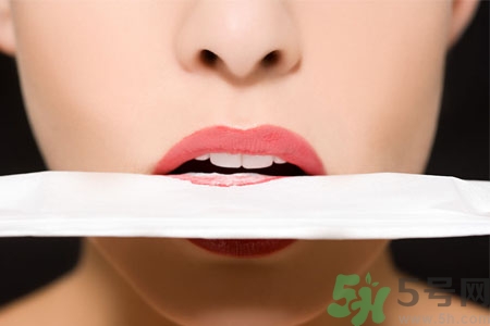 嘴巴起皮是上火了嗎？嘴巴干裂起皮是什么原因？