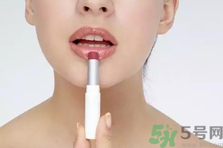 秋天嘴巴起皮吃什么水果好？嘴巴起皮吃什么食物好？