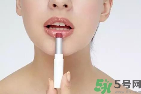 嘴巴起皮吃什么蔬菜好？嘴巴起皮吃什么好的快？