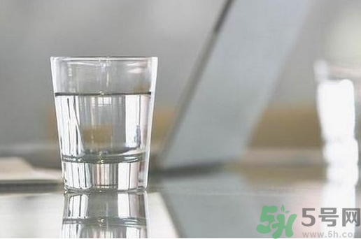 多喝水皮膚會(huì)變好嗎？喝多少水皮膚會(huì)變好？