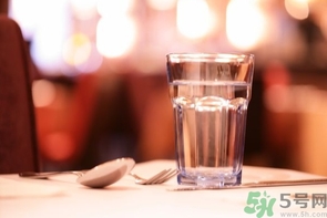 產(chǎn)婦多喝水奶水會(huì)多嗎？產(chǎn)婦多喝水奶水會(huì)稀嗎？