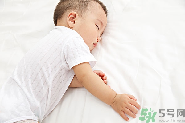 寶寶睡覺張著嘴是怎么回事？寶寶睡覺為什么張著嘴？