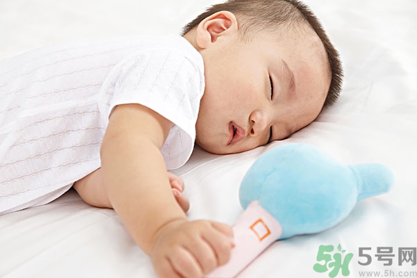 寶寶睡覺張著嘴是怎么回事？寶寶睡覺為什么張著嘴？