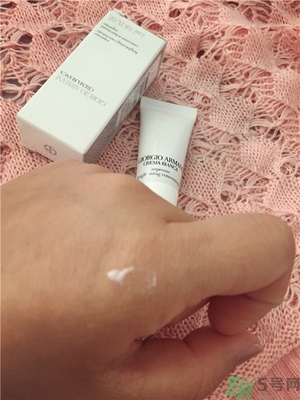 阿瑪尼黑鑰匙至臻奐顏精華乳怎么樣？阿瑪尼黑鑰匙精華乳好用嗎？
