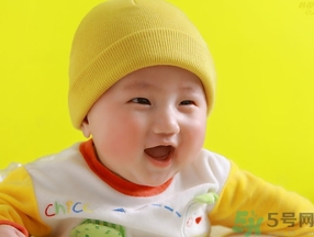 寶寶多大穿鞋子比較好？寶寶多大可以穿鞋？