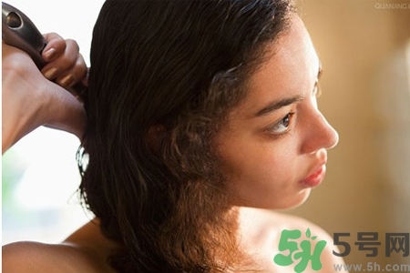 睡前能梳頭嗎？睡覺前梳頭會影響睡眠嗎？