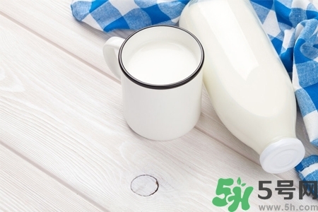 核桃奶和純牛奶哪個營養(yǎng)價值比較高？核桃奶和純牛奶的區(qū)別