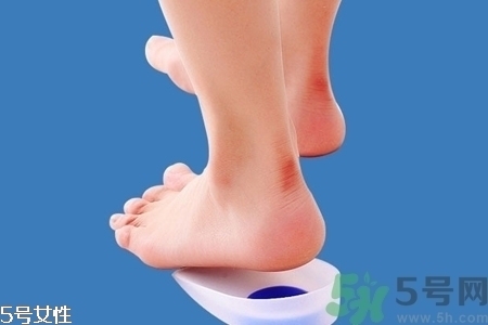 腳后跟腫是什么原因引起的？腳后跟腫怎么辦？