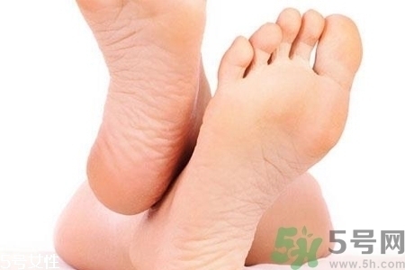 腳后跟腫是什么原因引起的？腳后跟腫怎么辦？