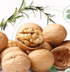 核桃仁皮發(fā)黑能吃嗎？核桃仁皮發(fā)黑怎么回事？