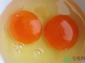 雞蛋黃發(fā)紅是怎么回事？雞蛋黃發(fā)紅可以吃嗎？