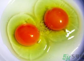雞蛋黃發(fā)紅是怎么回事？雞蛋黃發(fā)紅可以吃嗎？