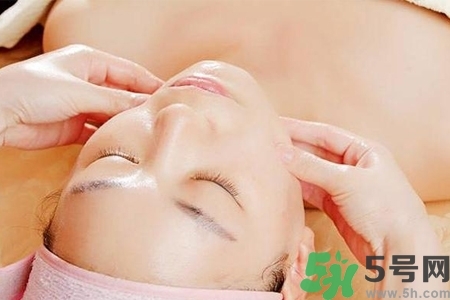 面部刮痧用什么精油好？面部精油刮痧有什么好處？