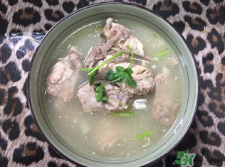 煮排骨用涼水還是熱水？燉排骨用熱水好還是涼水好？
