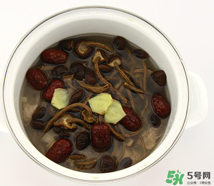 燉排骨什么時候放鹽最好？燉排骨放什么調(diào)料？