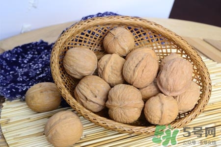 吃核桃能治白發(fā)嗎？白頭發(fā)多吃核桃有用嗎？