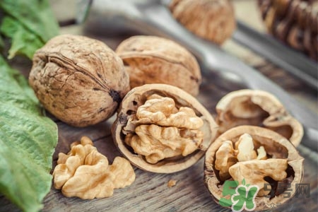 吃核桃可以喝茶嗎？吃核桃喝茶會(huì)中毒嗎？