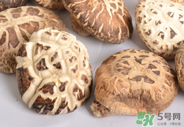 干香菇和鮮香菇的區(qū)別？干香菇和鮮香菇哪個(gè)好？