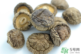 干香菇和鮮香菇的區(qū)別？干香菇和鮮香菇哪個(gè)好？