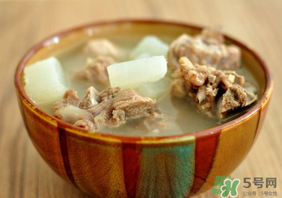 排骨湯為什么是白色的？排骨湯怎么熬成乳白色的？