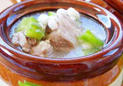 排骨湯為什么是白色的？排骨湯怎么熬成乳白色的？