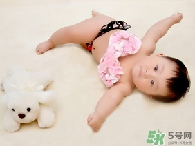 冬天出生的寶寶穿什么衣服？冬天出生的寶寶要準(zhǔn)備什么衣服？
