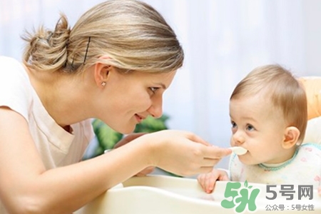 什么時(shí)候給寶寶添加輔食合適？寶寶輔食添加時(shí)間表