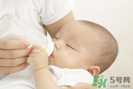 寶寶第一口輔食吃什么最好？寶寶第一口輔食怎么吃？