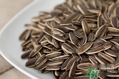 南瓜子和葵花籽哪個(gè)好？南瓜子和葵花籽區(qū)別？