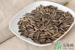 南瓜子和葵花籽哪個(gè)好？南瓜子和葵花籽區(qū)別？