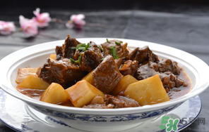 煮牛肉什么時候放鹽？燉牛肉什么時候放鹽好？