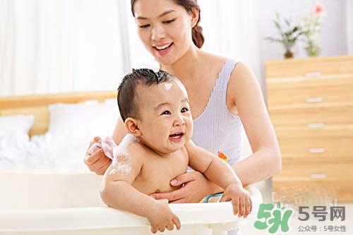 寶寶冬天多久洗一次澡？寶寶冬天洗澡水溫多少度合適？