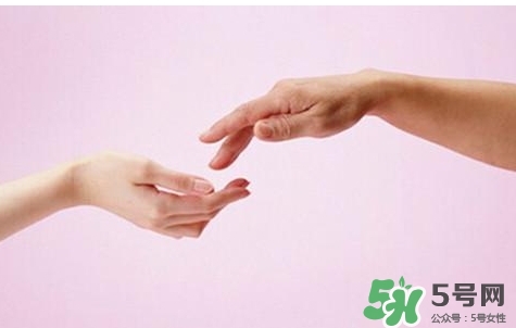 睡覺(jué)睡到半夜手麻是怎么回事？睡覺(jué)睡到半夜手麻怎么辦？
