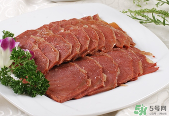 吃狗肉會(huì)得狂犬病嗎？吃狗肉會(huì)不會(huì)得狂犬?。?></p><h3>吃狗肉會(huì)得狂犬病嗎</h3><p>吃狗肉一般不會(huì)得狂犬病?？袢∈怯煽袢《舅碌淖匀灰咴葱匀诵蠊不技毙詡魅静?。流行性廣，病死率極高，幾乎為100%。人狂犬病通常由病獸以咬傷的方式傳給人人體而受到感染。臨床表現(xiàn)為特有的恐水、恐聲、怕風(fēng)、恐懼不安、咽肌痙攣、進(jìn)行性癱瘓等。由于死亡率極高，預(yù)防非常重要，只要狗肉進(jìn)行了充分 的煮熟，就可以殺滅病毒，一般不會(huì)得狂犬病。</p><p style=