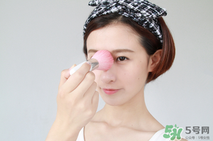 冬天化妝要用散粉嗎？冬天化妝需要定妝粉嗎？