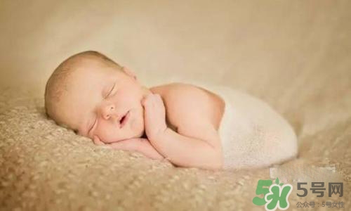新生兒背上長了很多小紅疹怎么辦？新生兒長小紅疹怎么回事？