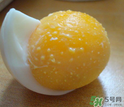 熟雞蛋滾臉有什么好處？熟雞蛋滾臉能吸毒素嗎？