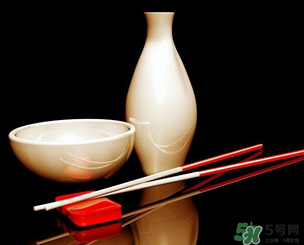 白酒可以帶上飛機(jī)嗎？飛機(jī)可以托運(yùn)白酒嗎？
