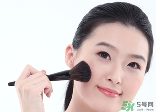 冬天化妝起皮怎么辦？冬天化妝臉干怎么辦？