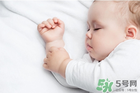 寶寶可以穿毛衣嗎？千萬(wàn)別給寶寶穿高領(lǐng)毛衣