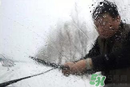 冬天早上車玻璃上的冰霜怎么弄？冬天早上車玻璃上的霧怎么弄？