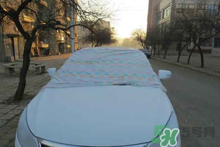 冬天早上車玻璃上的冰霜怎么弄？冬天早上車玻璃上的霧怎么弄？