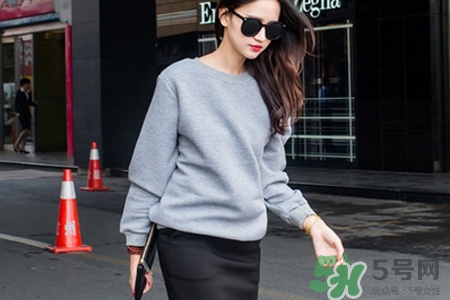 冬天衛(wèi)衣里面穿什么？套頭衛(wèi)衣里面還穿衣服么？