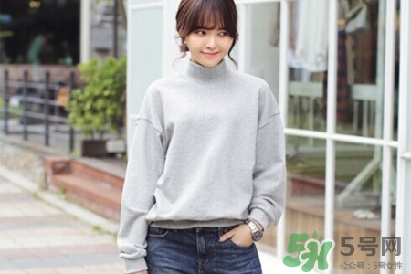 冬天衛(wèi)衣里面穿什么？套頭衛(wèi)衣里面還穿衣服么？