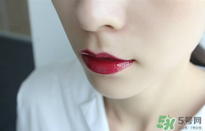 圣羅蘭唇釉怎么涂？ysl唇釉怎么涂好看？