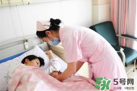 冬天哺乳穿什么？冬天哺乳期穿什么衣服喂奶好？